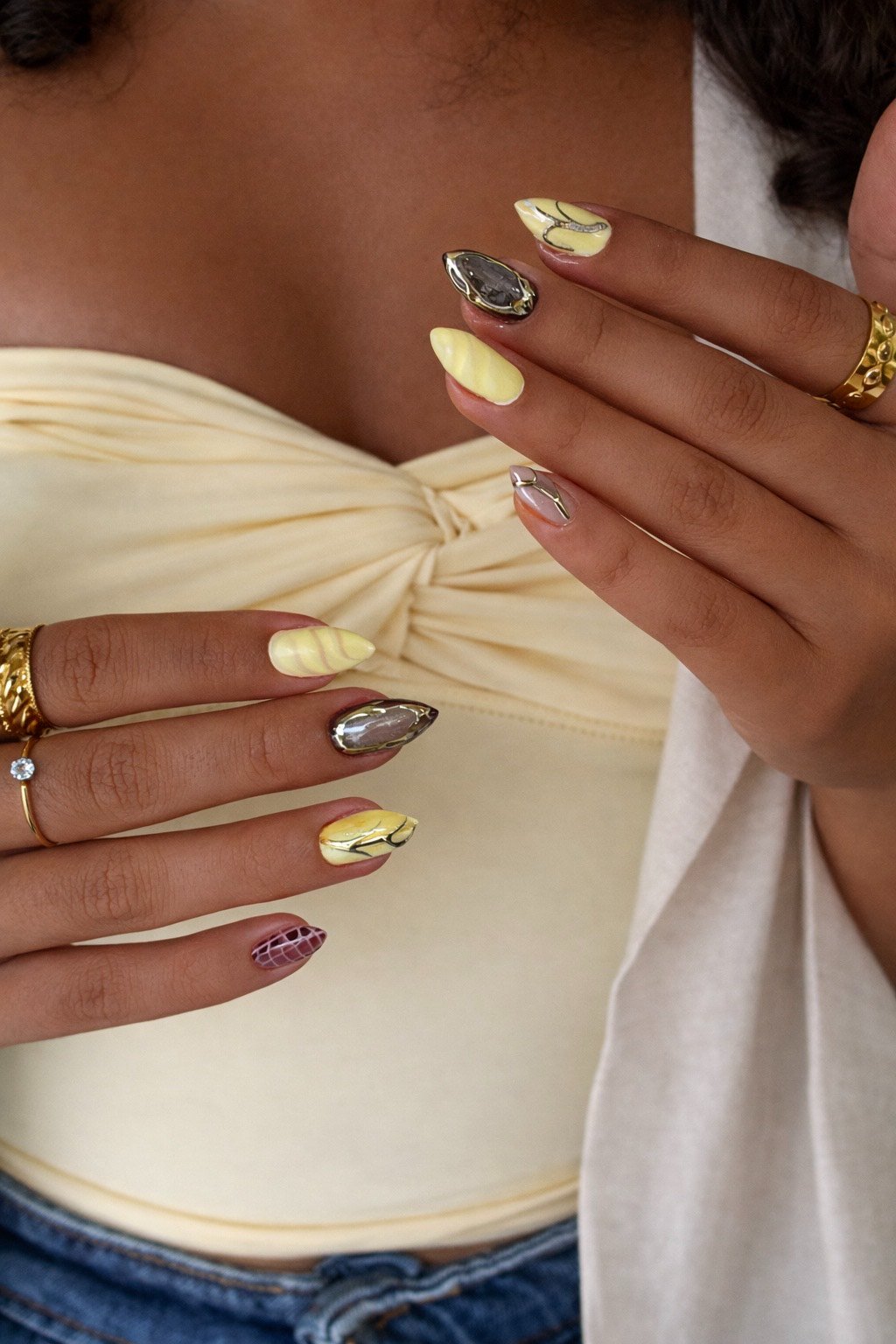 Nail Art Amarela e Pedraria