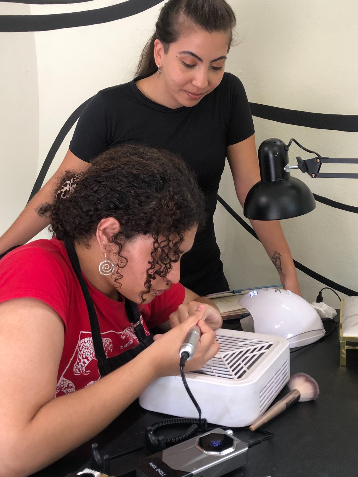 Aula prática de nail design na Delani Artherapy